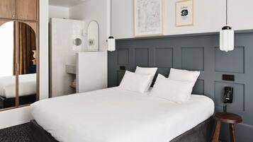 خزنة داخل الغرفة وبديكورات فريدة لكل غرفة ومكتب وستائر تعتيم