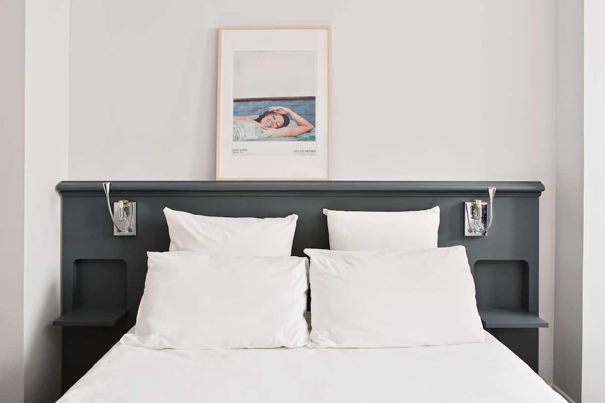 Kamar Comfort, 1 Tempat Tidur Double | Brankas, didekorasi berbeda-beda, meja kerja, dan tirai kedap cahaya