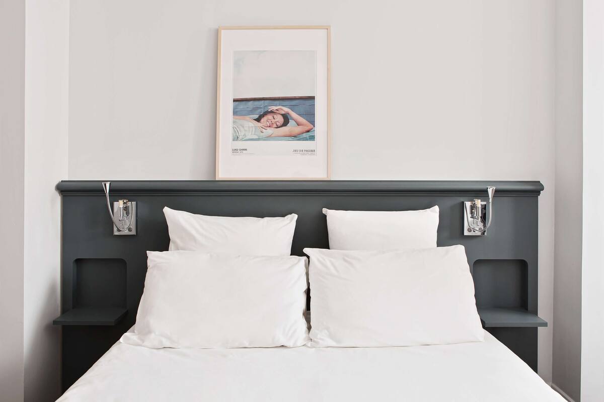 Kamar Comfort, 1 Tempat Tidur Double | Brankas, didekorasi berbeda-beda, meja kerja, dan tirai kedap cahaya