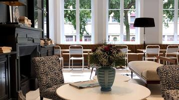 بوفيه فطور يوميًا بتكلفة قدرها (19 EUR للشخص)