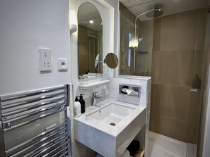 Standaard kamer, 1 eenpersoonsbed, niet-roken | Badkamer | Een douche, een haardroger, handdoeken