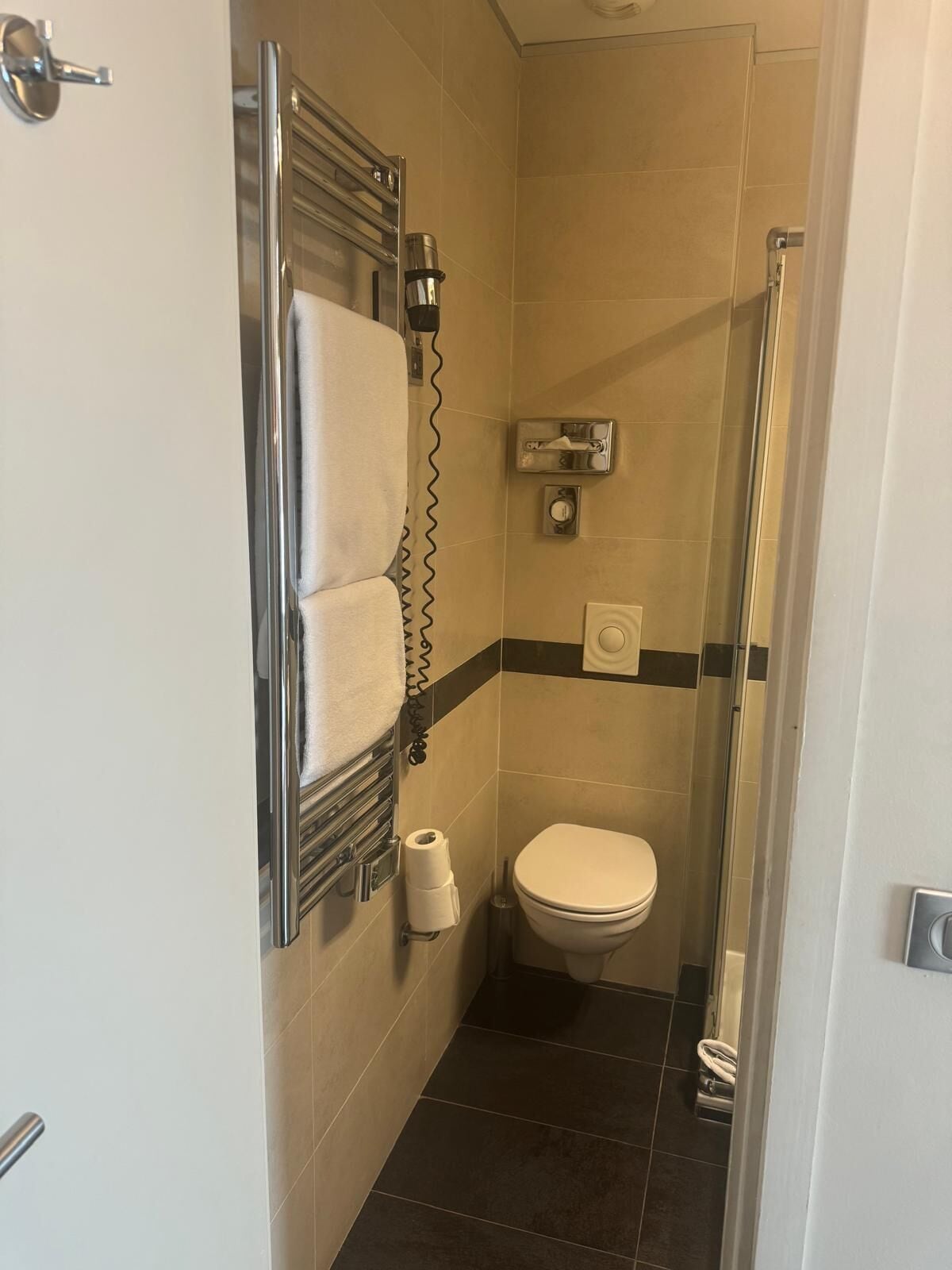 traditional room | bathroom | bathtub, free toiletries, hair dryer, towels
