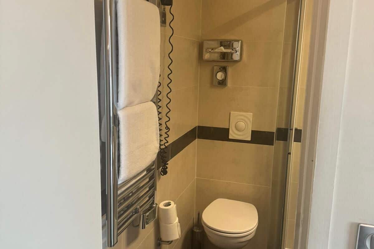 traditional room | bathroom | bathtub, free toiletries, hair dryer, towels