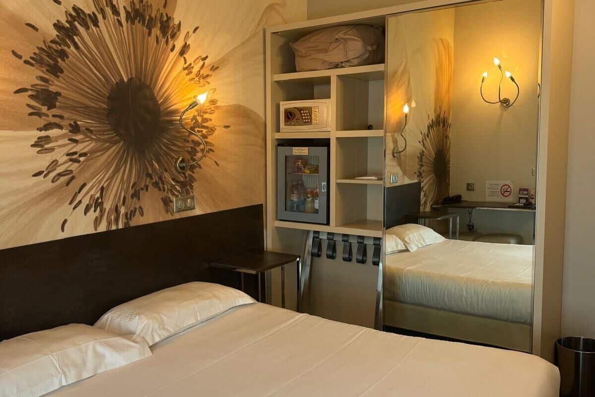 traditional room | minibar, in-room safe, desk, blackout curtains