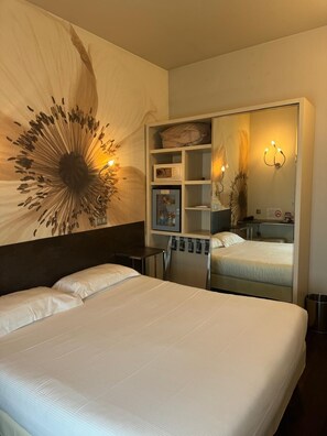 Traditional Room | 1 bedroom, minibar, in-room safe, desk