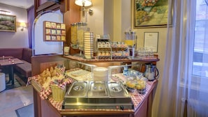 Ein Buffet mit verschiedenen Speisen sowie eine Sitzgelegenheit mit einer Couch und Tischen.