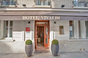 Front of property - Vivaldi Hotel (Puteaux)
