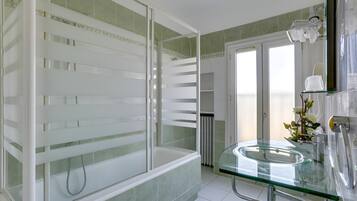 高級雙人房 | 浴室 | 免費梳洗用品、提供毛巾