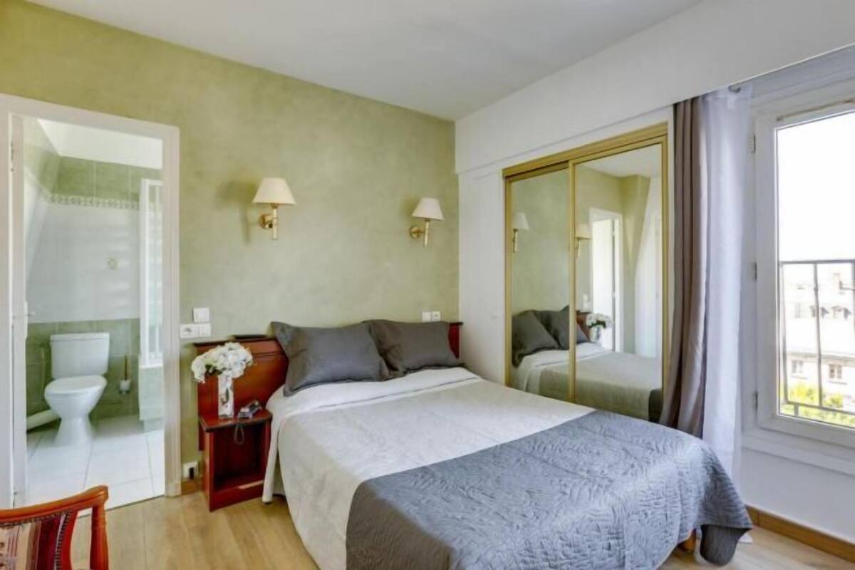 In-room safe, desk, soundproofing, free WiFi