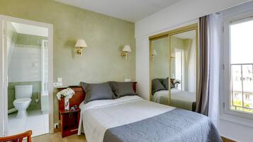 高級雙人房 | 房內夾萬、書桌、隔音、免費 Wi-Fi