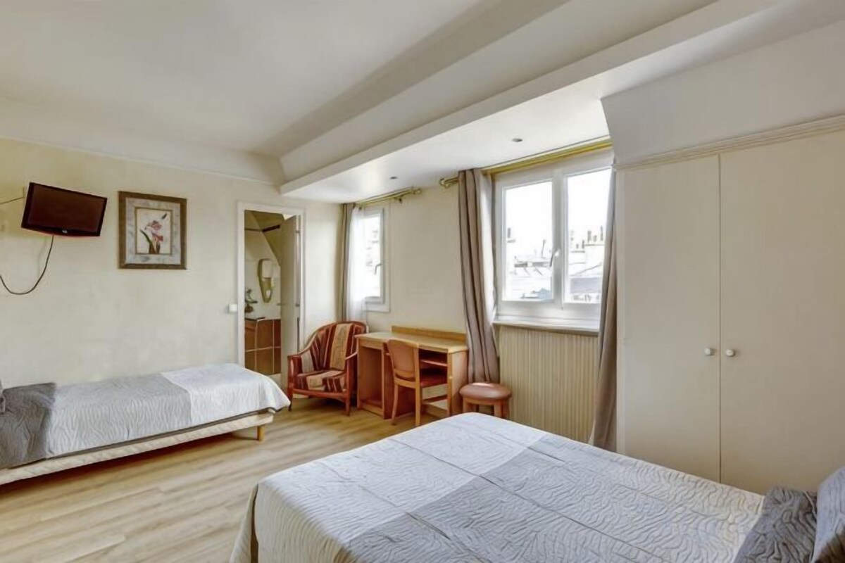 In-room safe, desk, soundproofing, WiFi (free)