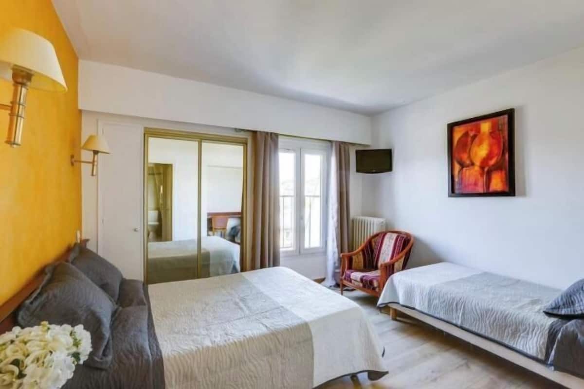 In-room safe, desk, soundproofing, free WiFi