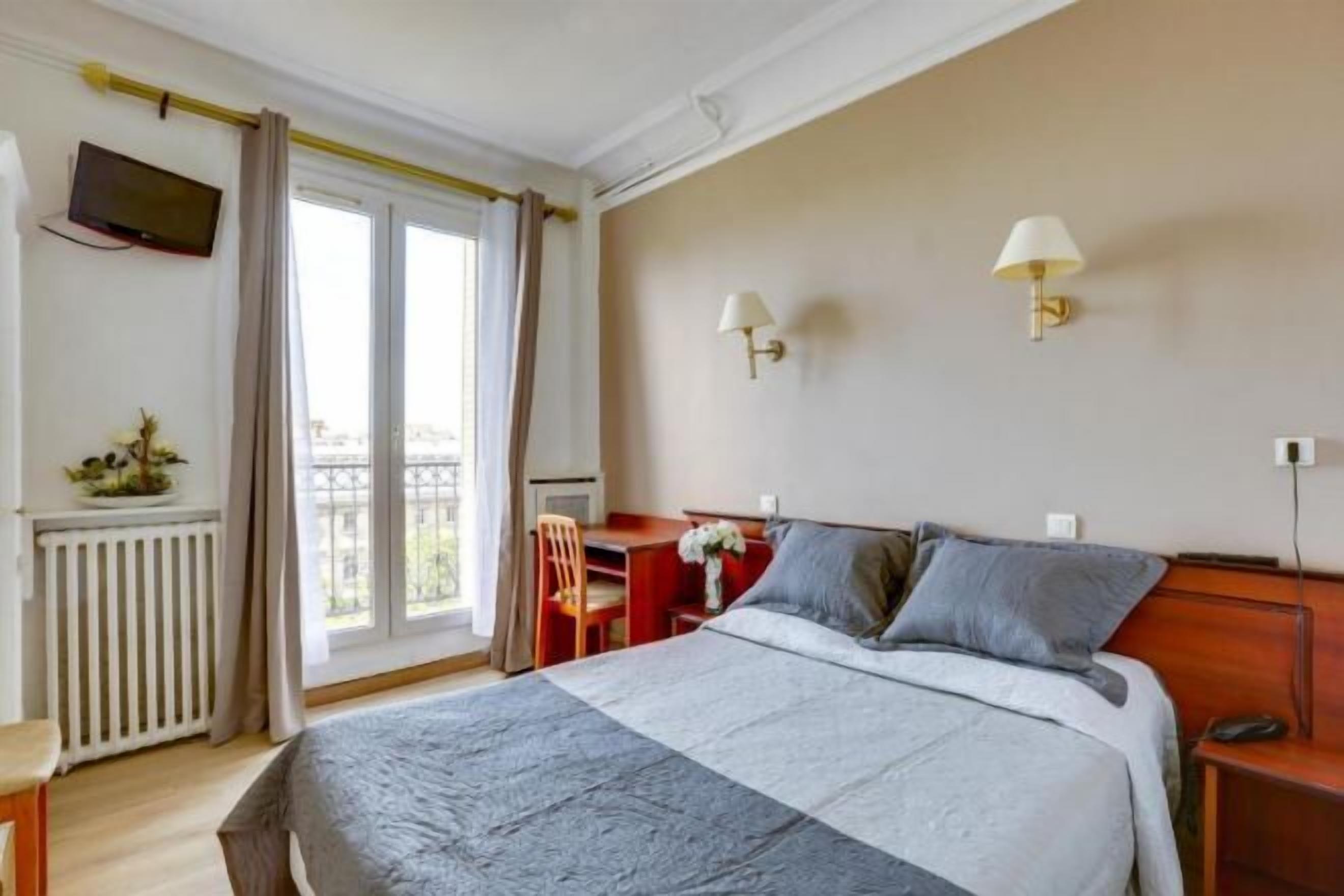 Een kluis op de kamer, een bureau, geluiddichte muren, gratis wifi