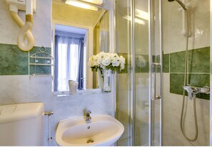 Dobbeltrom – standard | Bad | Toalettartikler (inkludert) og håndklær