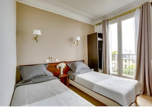 Twin Room | In-room safe, desk, soundproofing, free WiFi - Hôtel du Square d'Anvers (Paris)