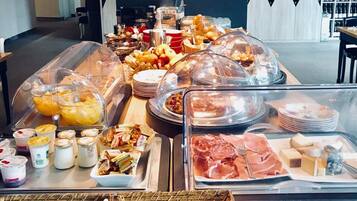 Petit déjeuner buffet (15 EUR par personne)