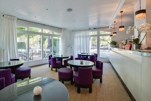 供應午餐及晚餐；法國菜