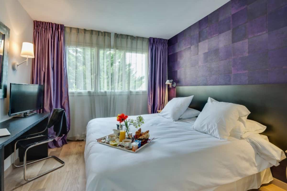 premium double room, 1 double bed | in-room safe, individually decorated, individually furnished, desk
