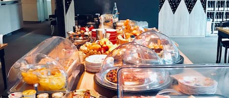 供應午餐及晚餐;法國菜