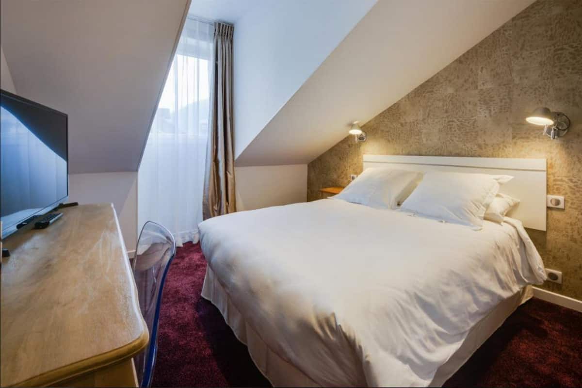 Double Room (Mansardée) | In-room safe, individually decorated, individually furnished, desk