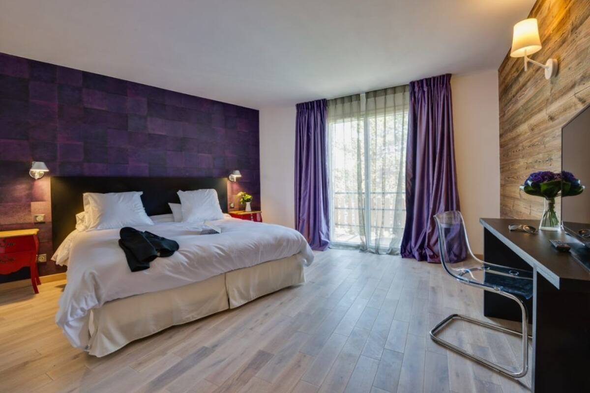 Quarto casal luxo, 1 cama de casal | Cofres nos quartos, escrivaninha, cortinas blackout