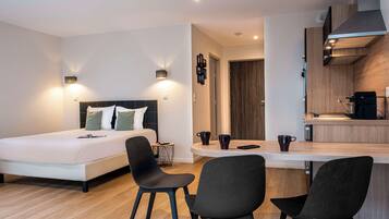 Een koffiezetapparaat/waterkoker, een waterkoker