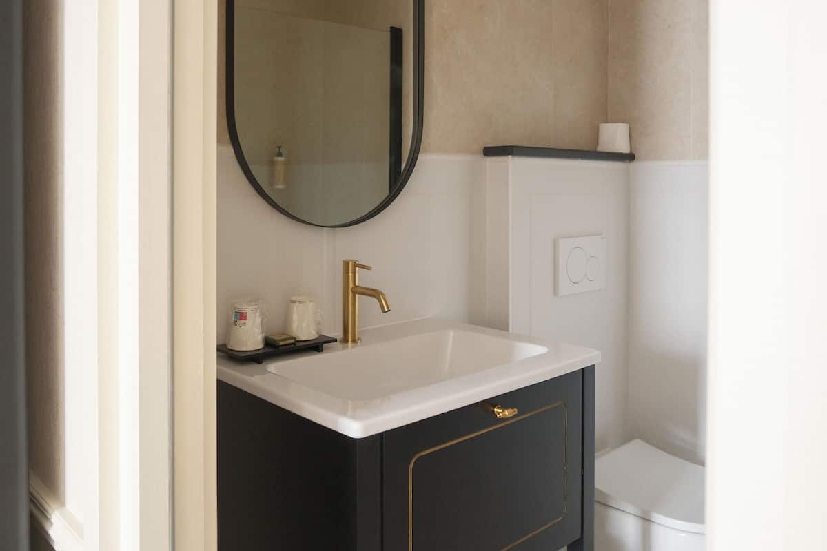Minibar, két bảo mật tại phòng, bàn 