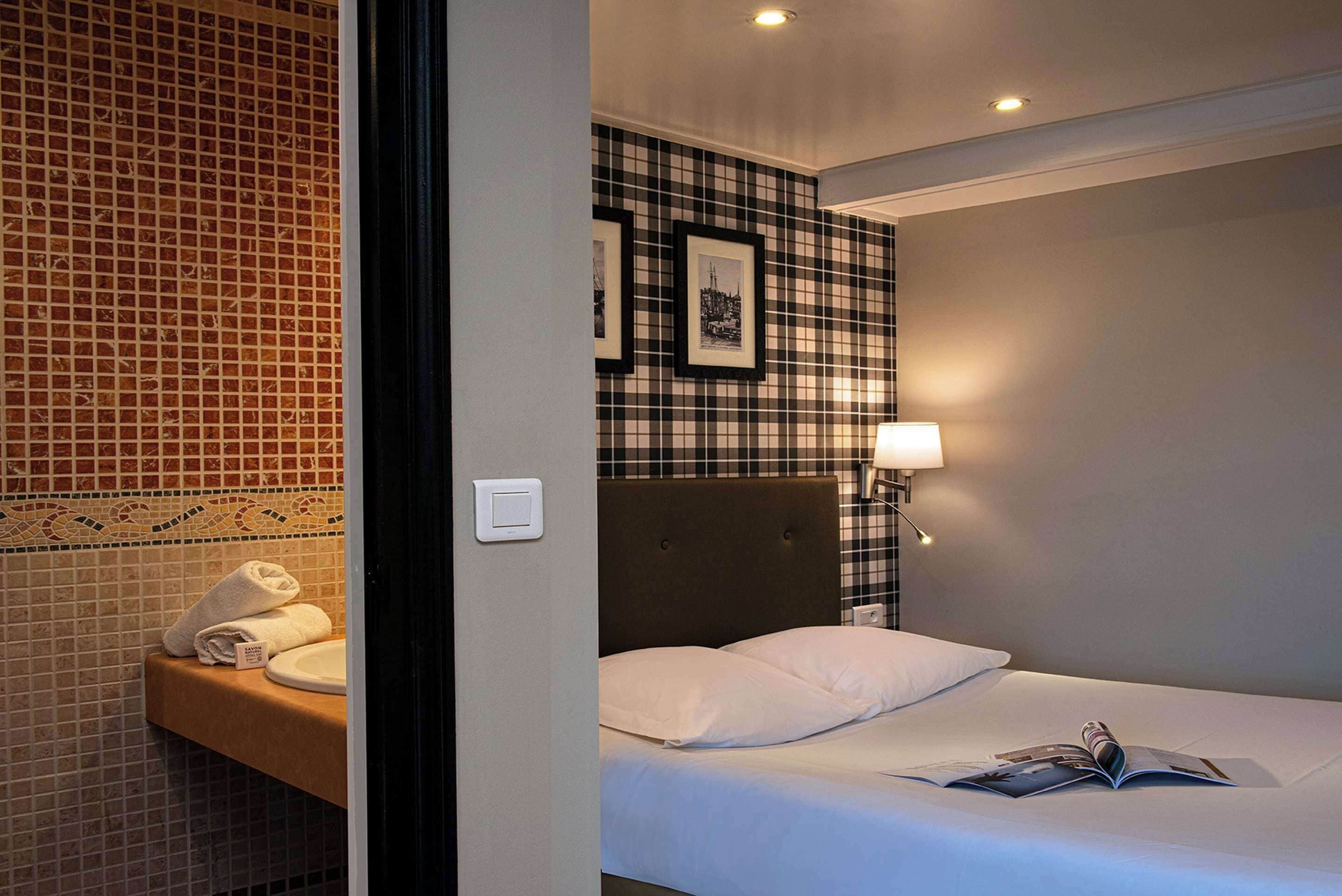 Standaard kamer, 1 tweepersoonsbed, niet-roken (Small Room) | Badkamer | Een douche, gratis toiletartikelen, een haardroger, handdoeken