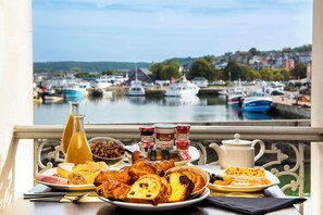 Petit-déjeuner buffet (17.50 EUR par personne)