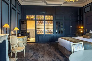 Suite, 1 grand lit, non-fumeurs, baignoire à jets (Larger Room;with Sofabed) | Minibar, coffres-forts dans les chambres, décoration personnalisée