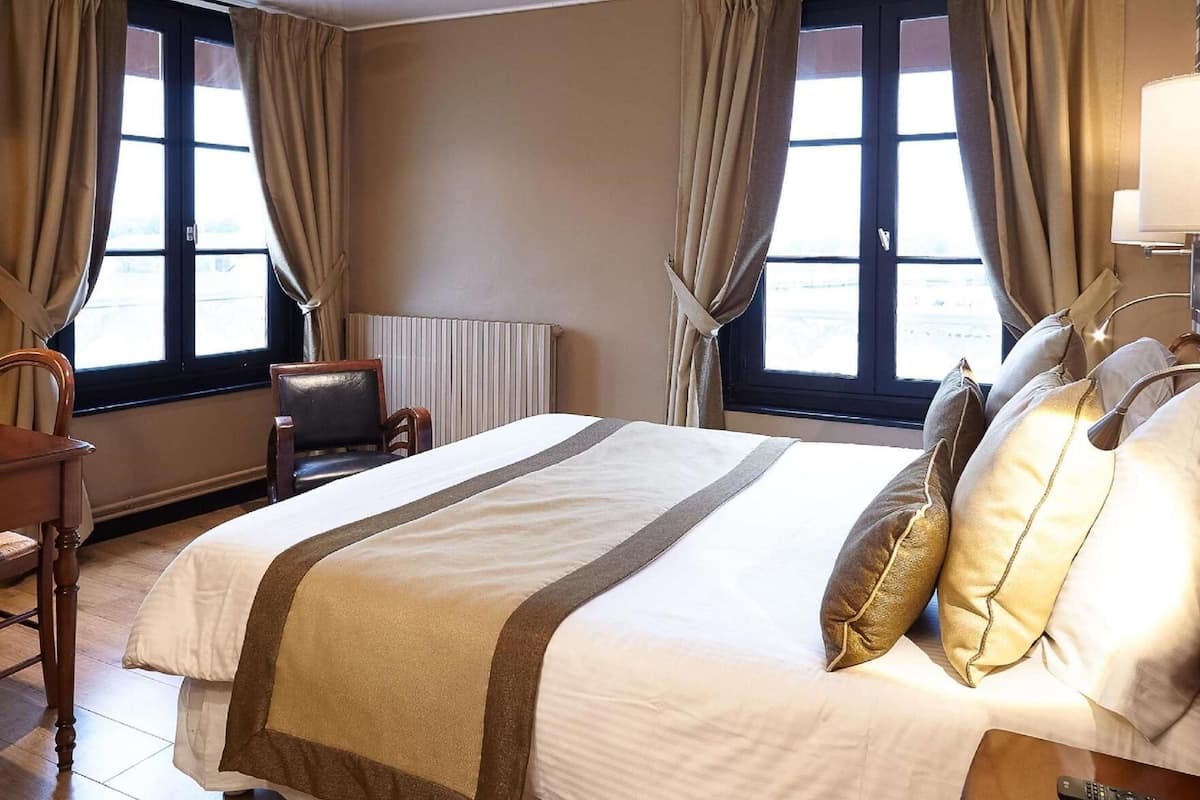 Minibar, két bảo mật tại phòng, bàn 