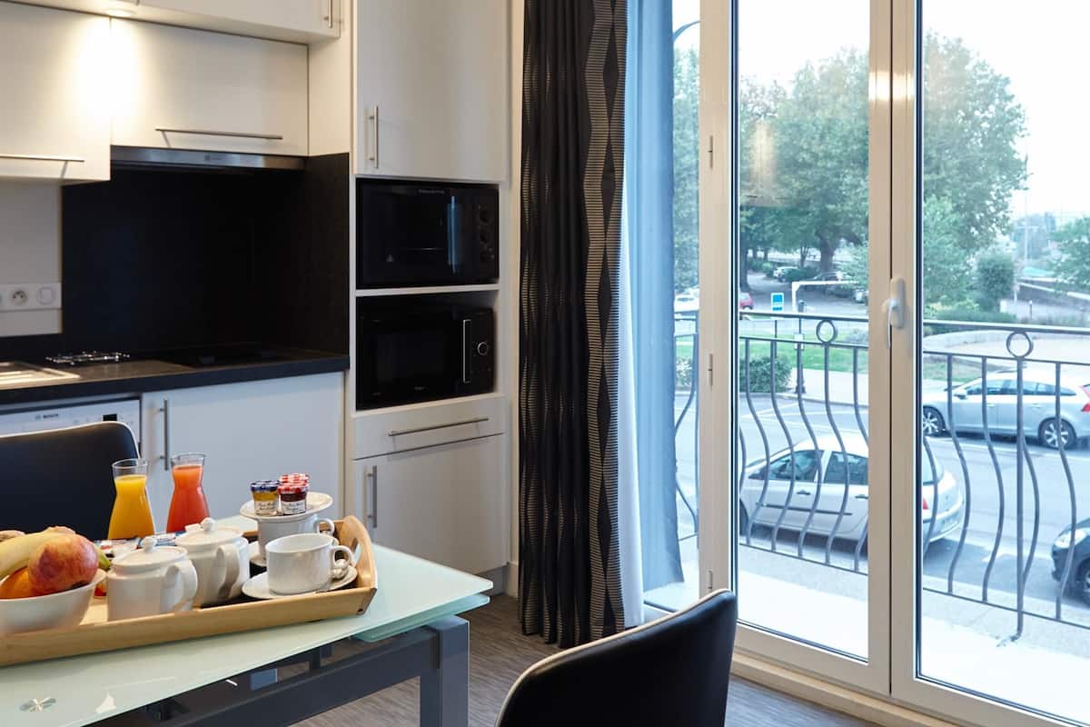 Minibar, Zimmersafe, individuell dekoriert, individuell eingerichtet