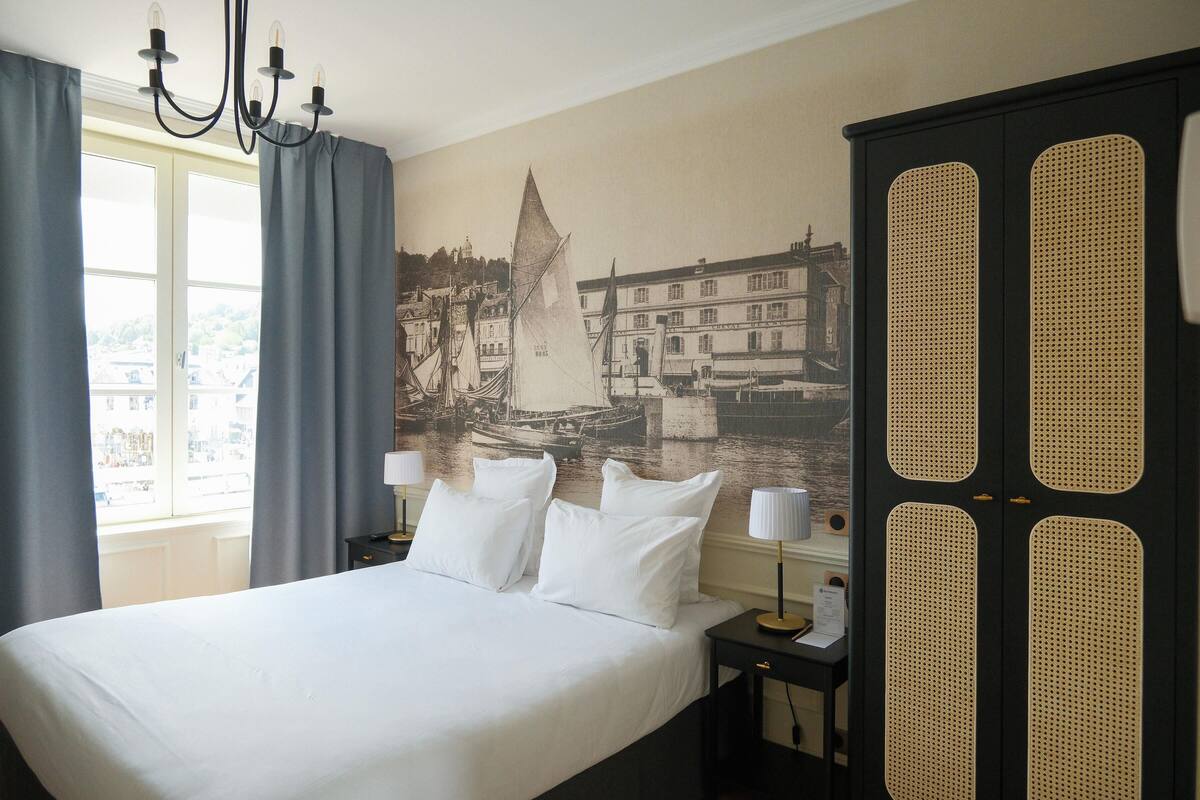 Minibar, két bảo mật tại phòng, bàn 