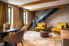 Suite duplex Erik Satie, 1 grand lit et 3 canapés lits, baignoire à jets et douche, vue sur le port | Minibar, coffres-forts dans les chambres, décoration personnalisée