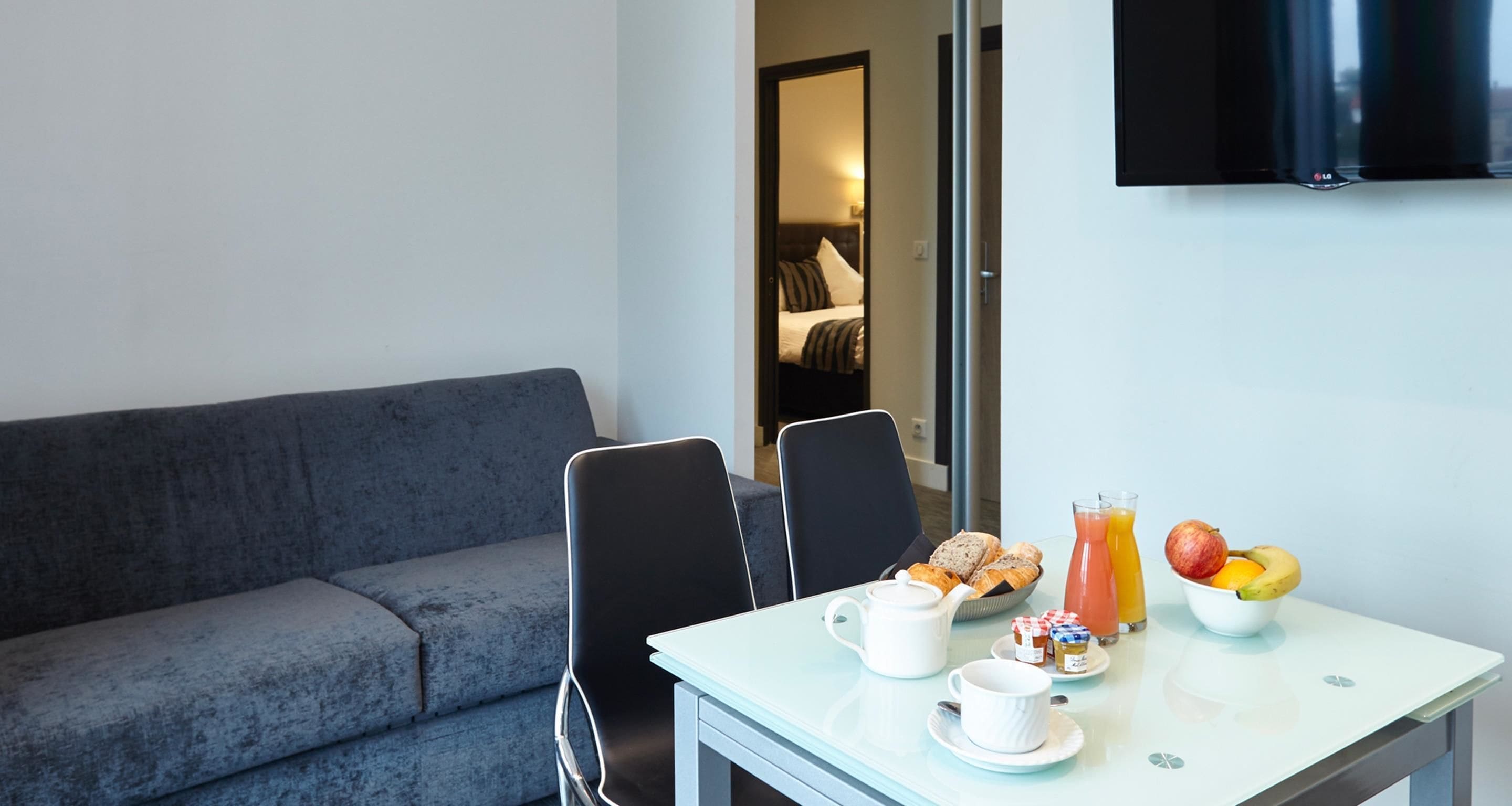 Minibar, caja de seguridad en la habitación y decoración personalizada 