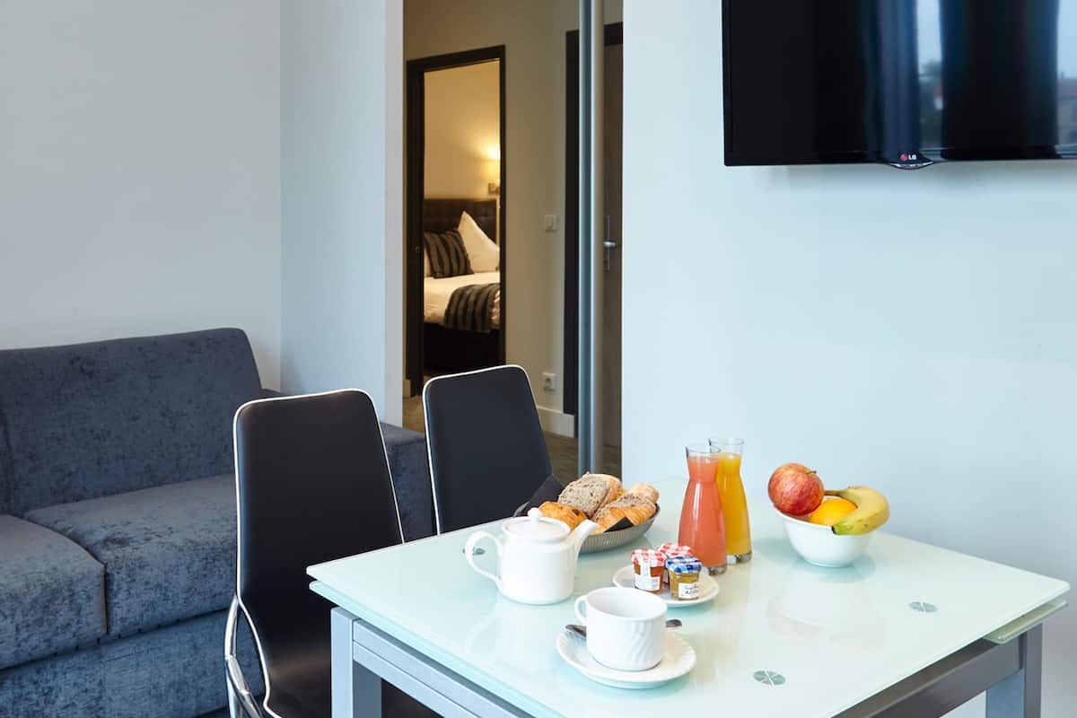 Minibar, Zimmersafe, individuell dekoriert, individuell eingerichtet