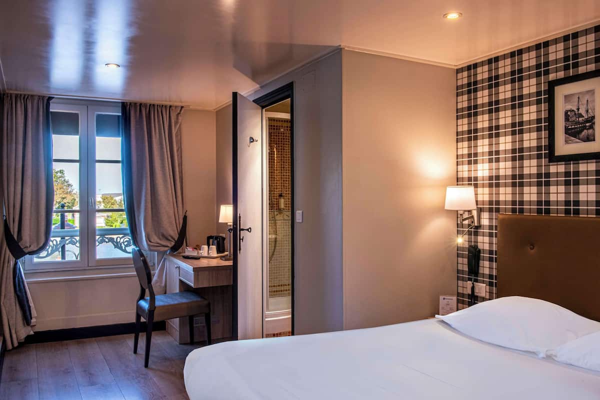 Minibar, két bảo mật tại phòng, bàn 