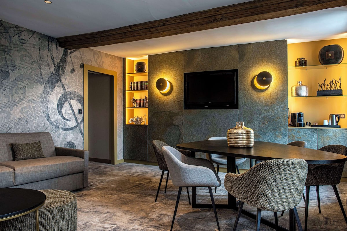 Phòng Suite, 1 giường cỡ king (with Sofabed) | Minibar, két bảo mật tại phòng, bàn 