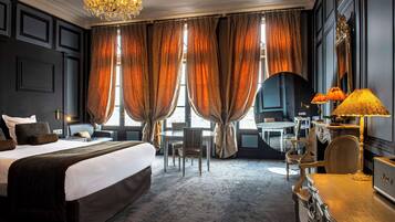 Suite, 1 Queen-Bett, Nichtraucher, Whirlpool (Larger Room;with Sofabed) | 1 Schlafzimmer, Minibar, Zimmersafe, individuell dekoriert