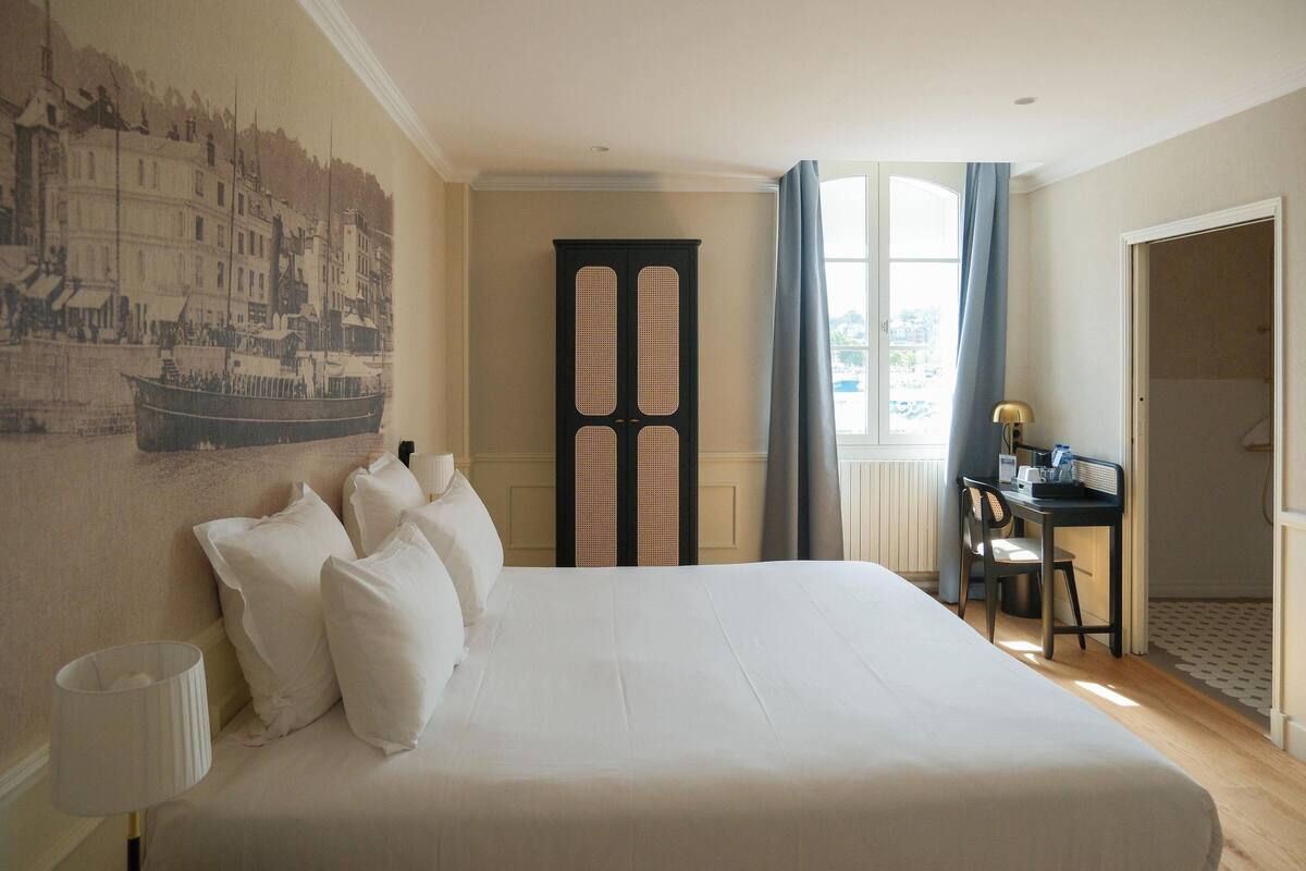 Phòng dành cho gia đình, nhiều giường, không hút thuốc, quang cảnh cảng (with Extra Bed) | Minibar, két bảo mật tại phòng, bàn 