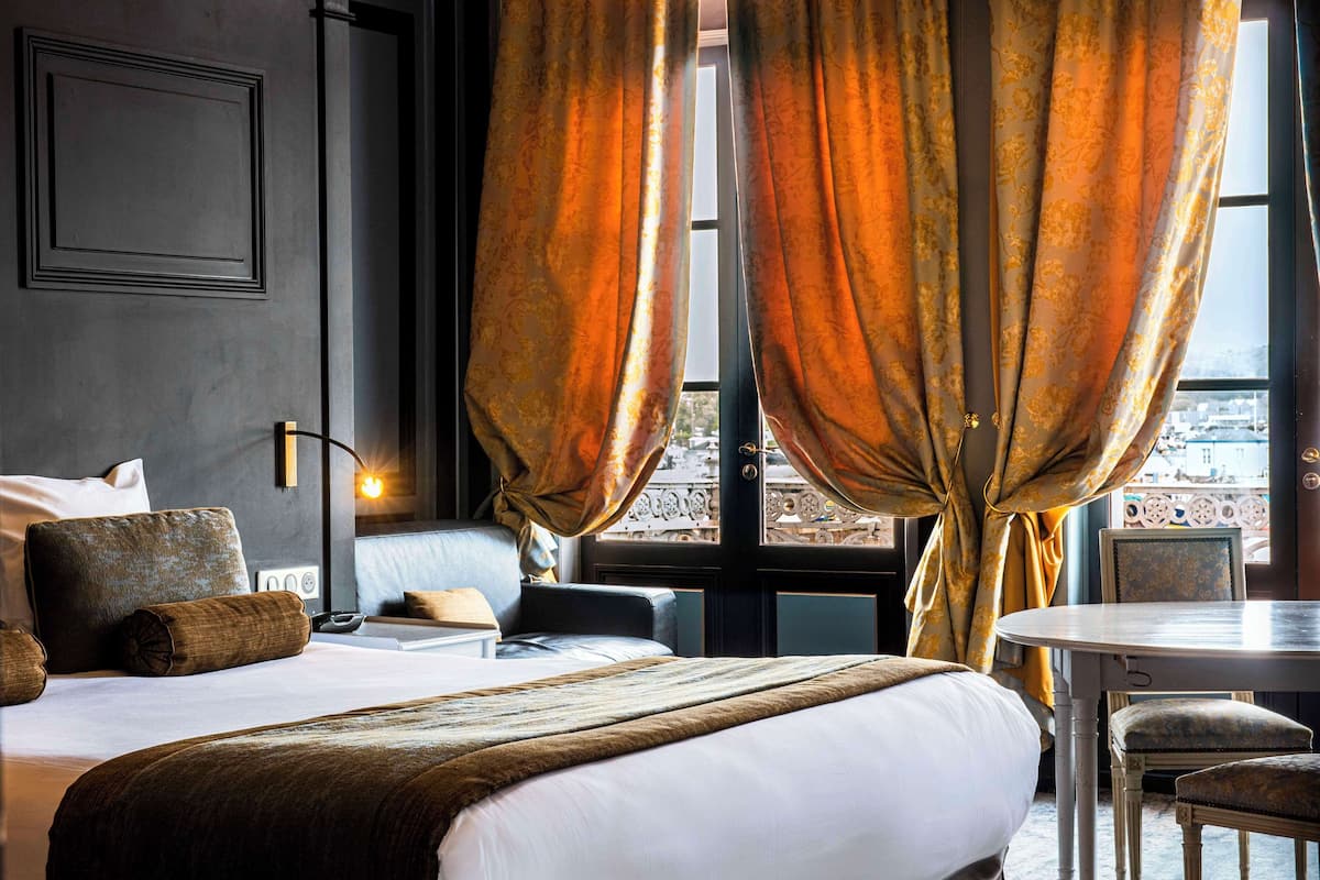 Phòng Suite, 1 giường cỡ queen (Larger Room;with Sofabed) | Minibar, két bảo mật tại phòng, bàn 