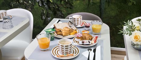 Daily buffet breakfast (EUR 16 per person)