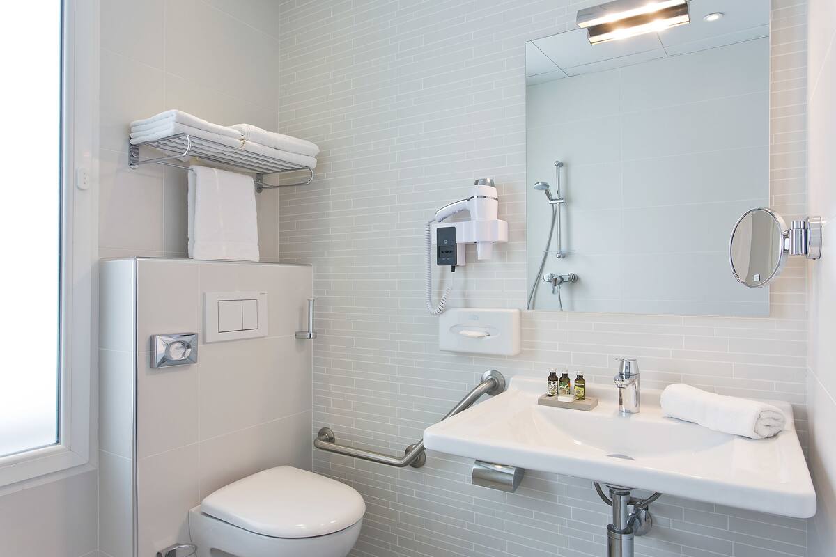 standard double room | premium bedding, minibar, in-room safe, desk