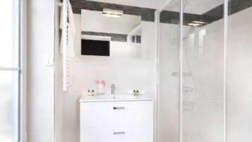 Regadera, amenidades de baño ecológicas, secadora de cabello, toallas