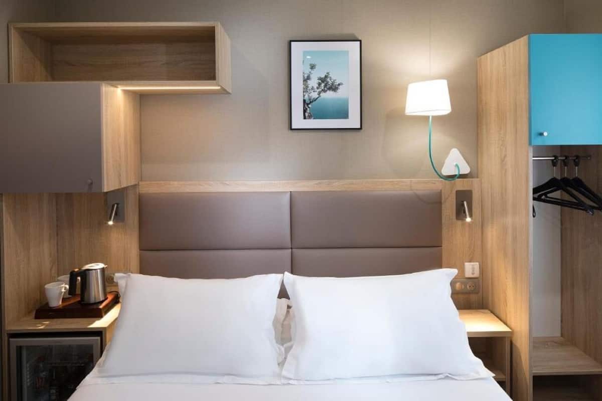 standard double room | premium bedding, minibar, in-room safe, desk