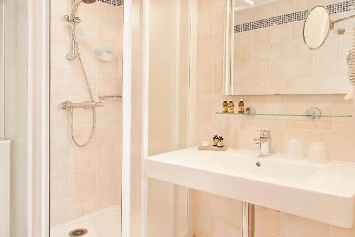 executive double room | premium bedding, minibar, in-room safe, desk