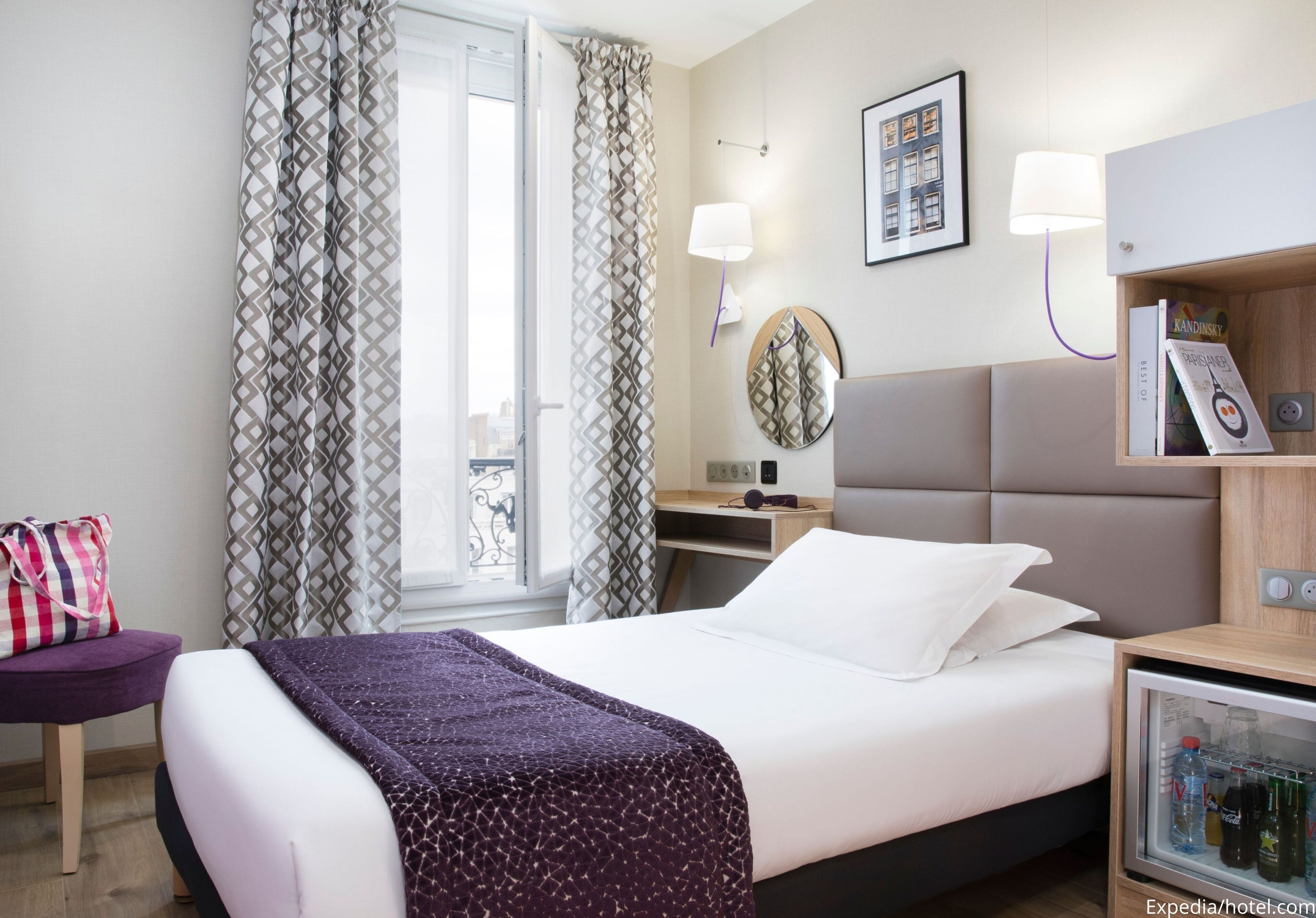 Standardenkeltværelse | Premium-sengetøj, minibar, pengeskab på værelset, skrivebord