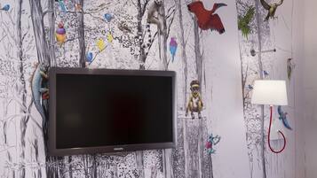 Habitación individual estándar | Área de sala de estar | Televisión de pantalla plana de 81 cm con canales por cable
