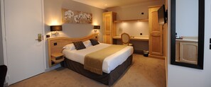 A hotel room with a bed, bedside tables, a desk, a chair, a mirror, and a wardrobe. - Hôtel du Midi Paris Montparnasse (Paris)