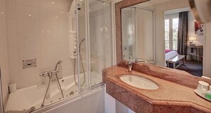 Junior Suite | Bathroom | Free toiletries, hair dryer, towels